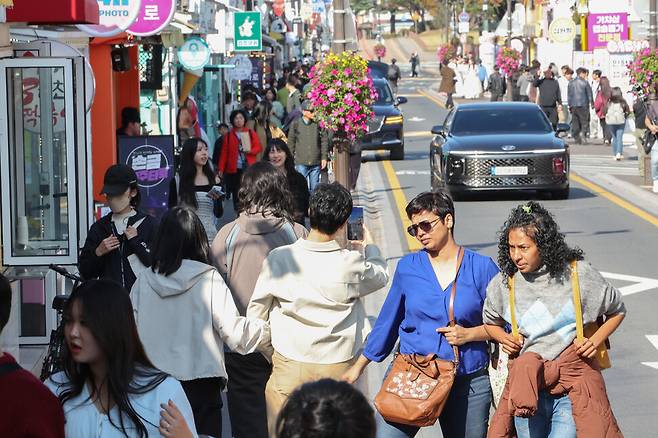 아시아태평양경제협력체(APEC) 정상회의가 공식 개막한 31일 경북 경주 황리단길이 관광객으로 붐비고 있다. 최현수 기자 emd@hani.co.kr