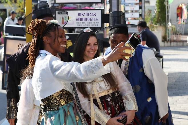 31일 오후 경북 경주 황리단길에서 외국인 관광객들이 한복을 입고 기념사진을 찍고 있다. 최현수 기자 emd@hani.co.kr