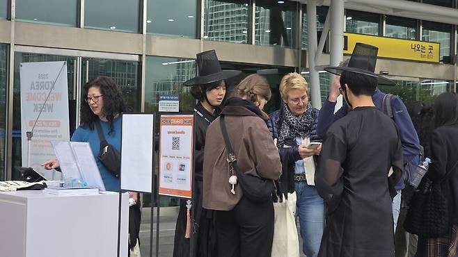 31일 경주역 앞이 외국인 관광객들로 북적이고 있다. 김규현 기자