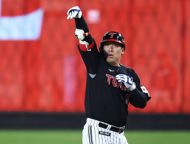 엘지(LG) 트윈스 김현수가 31일 대전 한화생명 볼파크에서 열린 2025 KBO리그 한국시리즈 5차전 한화 이글스와 경기 6회초 1사 2루 때 적시타를 친 뒤 기뻐하고 있다. 연합뉴스