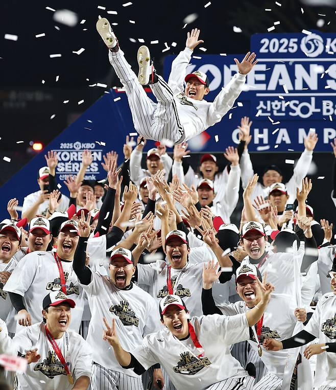 엘지(LG) 트윈스 선수들이 31일 대전 한화생명 볼파크에서 열린 2025 KBO리그 한국시리즈 시상식이 끝난 뒤 염경엽 감독을 헹가래 치며 기뻐하고 있다. 연합뉴스