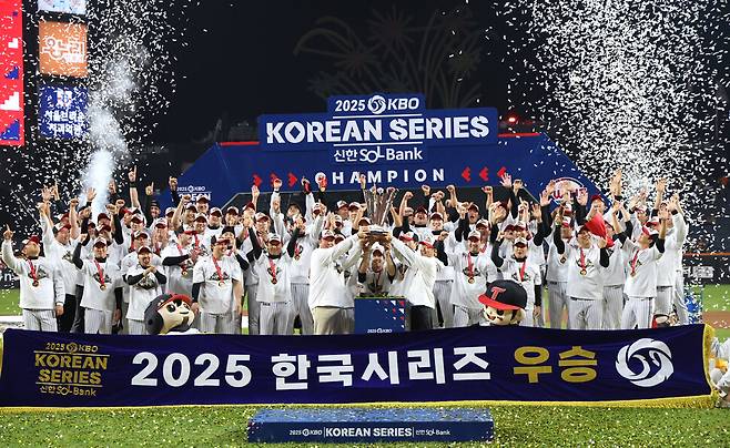 31일 대전 한화생명 볼파크에서 열린 2025 KBO리그 한국시리즈 시상식에서 통합 우승을 차지한 LG 트윈스 선수들이 기념촬영을 하고 있다. 연합뉴스