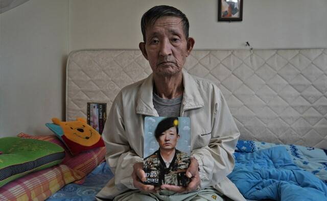 공수부대에서 10년을 복무하고 사북 광부가 된 강윤호씨는 사건 당시 무기고 파손 혐의로 체포돼 가혹한 고문을 받고 2년형을 선고받았다. 2022년 재심에서 무죄를 선고받아 억울함을 조금이나마 풀었던 그는 2024년 세상을 떠났다. 엣나인필름 제공