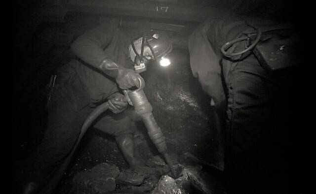 동원탄좌에서 석탄을 캐는 광부들의 모습. 엣나인필름 제공