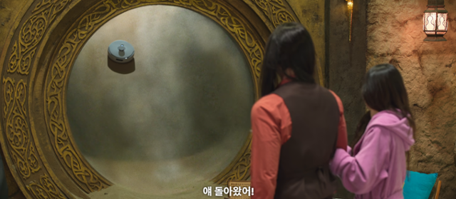 배우 김우빈이 드라마 '다 이루어질지니'에서 로봇청소기를 바라보며 "얘 돌아왔어"라고 놀라고 있다. PPL이다. 넷플릭스 영상 캡처