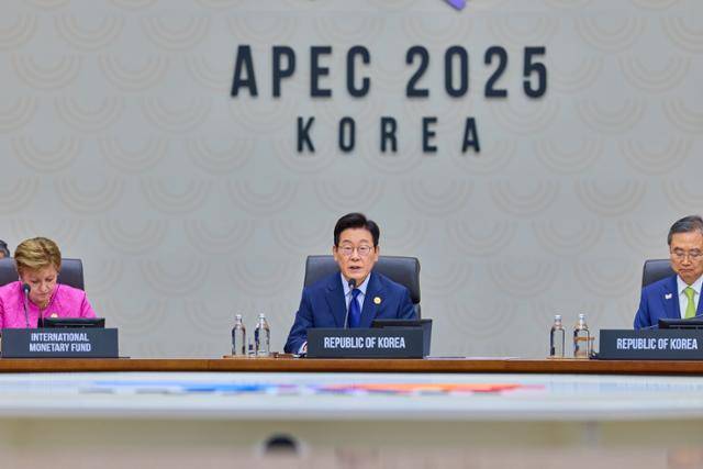 이재명 대통령이 31일 경북 경주화백컨벤션센터(HICO)에서 열린 '2025 아시아태평양경제협력체(APEC) 정상회의 제1세션'에서 모두발언을 하고 있다. 대통령실 제공
