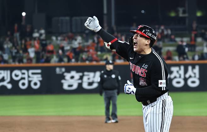 <yonhap photo-6928="">30일 대전한화생명볼파크에서 열린 2025 프로야구 KBO리그 포스트시즌 한국시리즈 4차전 LG 트윈스와 한화 이글스의 경기. 9회초 2사 2, 3루 때 LG 김현수가 역전 2타점 1루타를 친 후 환호하고 있다. <저작권자 ⓒ 1980-2025 ㈜연합뉴스. 무단 전재 재배포 금지, AI 학습 및 활용 금지></yonhap>