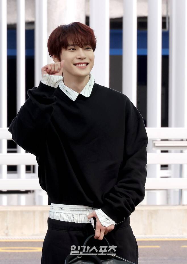 그룹 NCT 도영이 해외 패션쇼 참석차 네덜란드 암스테르담으로 출국하기 위해 25일 오전 인천국제공항에 도착해 취재진과 팬들을 향해 포즈를 취하고 있다. 인천공항=김민규 기자 mgkim1@edaily.co.kr /2025.09.25/