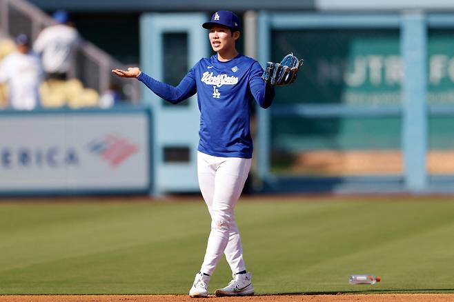 <yonhap photo-1248="">김혜성이 지난 28일(한국시간) 월드시리즈 3차전을 앞두고 다저스타디움에서 몸을 풀고 있다. AFP=연합뉴스</yonhap>