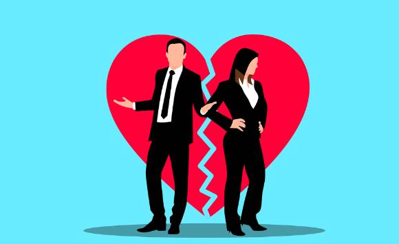 계속 발견되는 불륜 정황에 A씨는 이혼을 할지 고민하고 있다. 사진은 본 기사 내용과 무관. [사진=픽사베이]