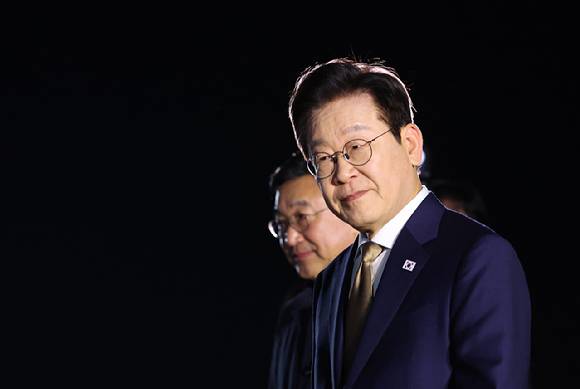 한-아세안 정상회의를 마친 이재명 대통령이 지난 27일 경기 성남 서울공항에 도착해 공군1호기에서 내려 차량으로 이동하고 있다.  [사진=연합뉴스]