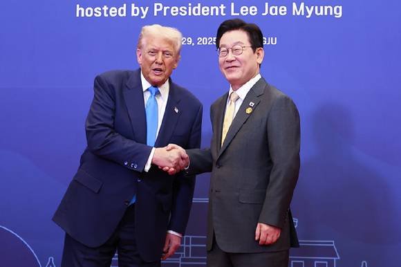 이재명 대통령이 지난 29일 경북 경주 힐튼호텔 그랜드볼룸에서 열린 대통령 주최 정상 특별만찬에 앞서 도널드 트럼프 미국 대통령을 영접하고 있다.  [사진=연합뉴스]