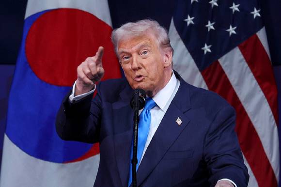 도널드 트럼프 미국 대통령이 지난 29일 경주예술의전당에서 APEC CEO 서밋 특별연설을 하고 있다. [사진=연합뉴스]