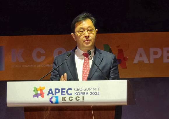 최재원 SK그룹 수석부회장이 31일 경북 경주 예술의전당에서 열린 APEC CEO 서밋 '아시아 퍼시픽 LNG 커넥트' 세션에서 대표 연설을 하고 있다. [사진=SK]