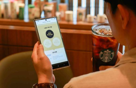 나우 브루잉으로 음료를 주문한 고객. [사진=스타벅스]