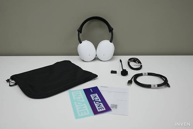 ▲ 구성품은 헤드셋과 마이크, USB 송수신기와 USB 케이블 및 AUX 케이블, 설명서와 스티커 그리고 파우치