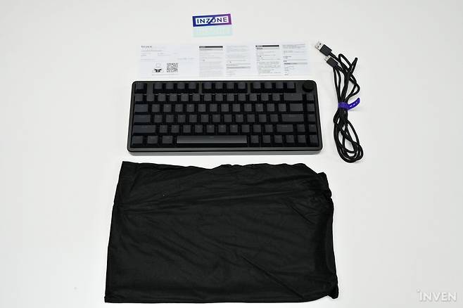 ▲ 제품 구성은 키보드와 덮개, USB 케이블과 설명서 그리고 인존 스티커