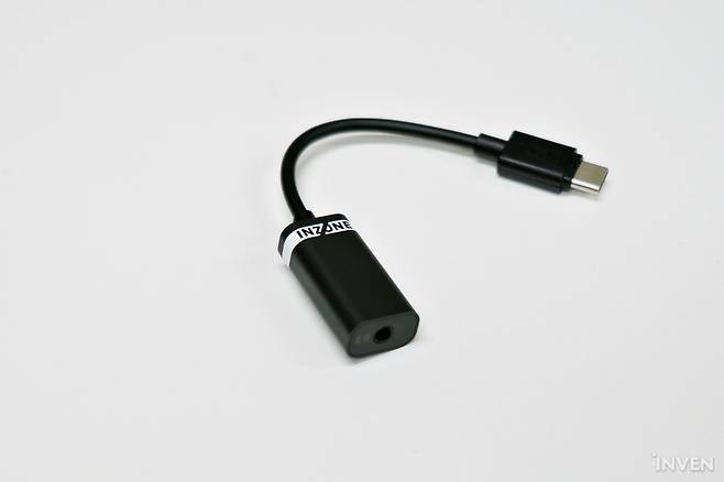 ▲ 별도의 USB-C 젠더를 제공하여 확장성을 높였다