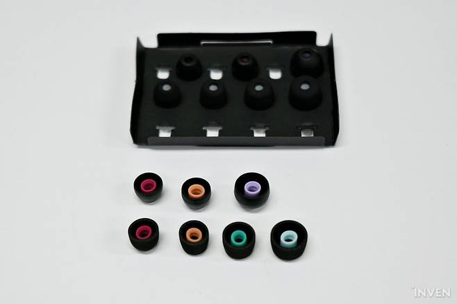 ▲ 하나는 노이즈 캔슬링 전용, 하나는 일상 전용 그리고 사이즈는 각각 4종류다