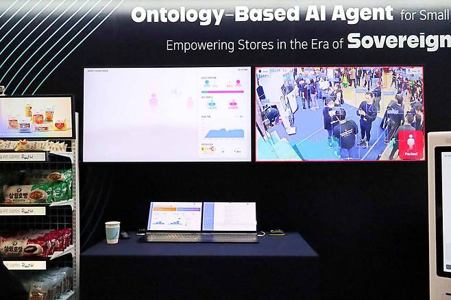 2025년 대한민국 소상공인대회 스마트기술 체험관에 전시된 넥스트페이먼츠의 AI 에이전트가 탑재된 대시보드 / 출처=IT동아