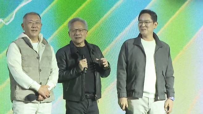 젠슨 황(가운데) 앤비디아 최고경영자가 어제(30일) 엔비디아 지포스 출시 25주년 행사에서 발언하는 모습