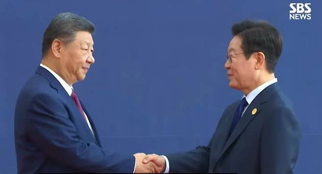 오늘(31일) 아침 APEC 참석한 시진핑 중국 국가주석(왼쪽)과 악수를 나누는 이재명 대통령 (SBS 화면 갈무리)