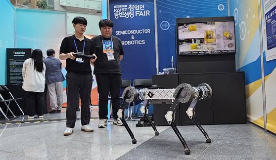 황보제민 KAIST 기계공학과 교수가 창업한 라이온로보틱스의 4족보행 로봇이 창업인 동반성장 FAIR 전시부스에 나와 있다. 김성태 객원기자