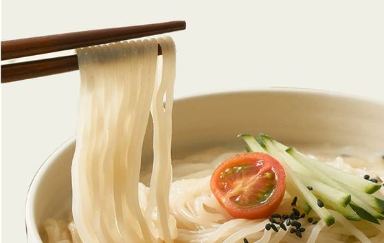 건강에 대한 관심이 높아지면서 많은 사람들이 밀가루 면을 대신할 면을 찾고 있다. 사진은 두유을 응고 압축해 만든 콩담백 두유면   사진 청정원