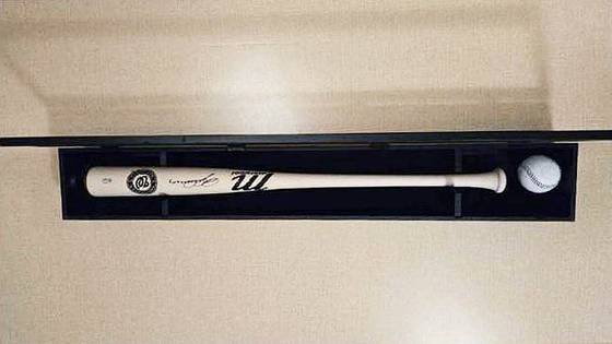트럼프 대통령이 이재명 대통령에게 준 선물. 야구배트와 공. 사진 대통령실
