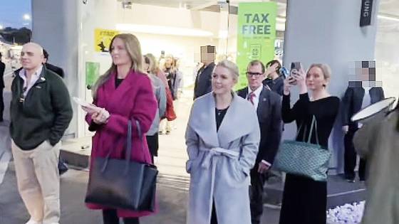 캐롤라인 레빗 미국 백악관 대변인(왼쪽에서 세번째)이 29일 경주에 있는 올리브영 황남점 앞에서 포착된 모습. 사진 유튜브 캡처