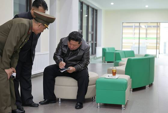 김정은 북한 국무위원장이 지난 30일 완공을 앞둔 평양 강동군병원을 시찰하면서 현장 관계자에게 지시를 내리는 모습, 노동신문, 뉴스1