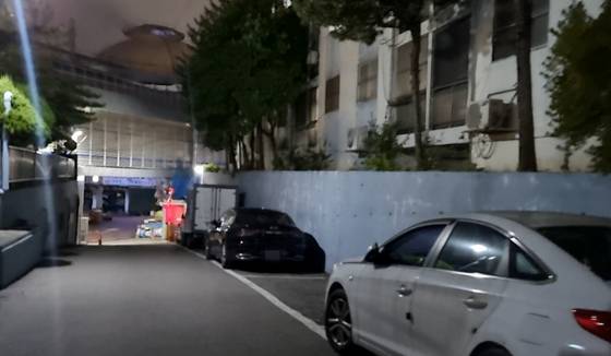 2008년 8월 19일 오전, 인천시 계양구 병방동의 한 아파트 옹벽 아래 차량들이 일렬로 주차된 틈에서 송미순(가명·62)이 살해된 채 발견됐다. 시신은 잔혹하게 훼손돼 있었지만 수백 세대가 사는 단지임에도 그날 밤 누구도 피해자의 비명을 듣지 못했다. 중앙포토