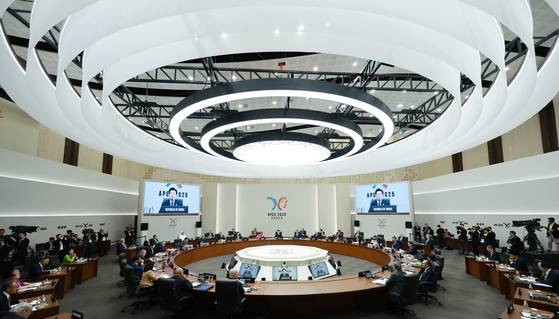 이재명 대통령이 31일 경주화백컨벤션센터(HICO)에서 열린 2025 아시아태평양경제협력체(APEC) 정상회의 제1세션을 주재하고 있다. 연합뉴스