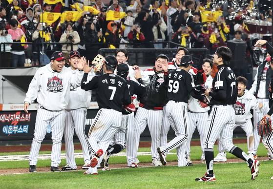 LG 김현수 '짜릿한 역전 승리!'   (대전=연합뉴스) 김인철 기자 = 30일 대전한화생명볼파크에서 열린 2025 프로야구 KBO리그 포스트시즌 한국시리즈 4차전 LG 트윈스와 한화 이글스의 경기. 7-4로 역전 승리한 LG의 김현수와 선수들이 승리를 자축하고 있다. 2025.10.30   yatoya@yna.co.kr (끝)  〈저작권자(c) 연합뉴스, 무단 전재-재배포, AI 학습 및 활용 금지〉