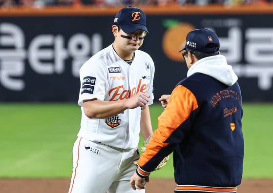 (대전=뉴스1) 김도우 기자 = 30일 대전 한화생명볼파크에서 열린 프로야구 2025 신한 SOL뱅크 KBO 포스트시즌 한국시리즈 4차전 LG 트윈스와 한화 이글스의 경기, 한화 김서현이 9회초 1사 1루 상황에서 교체되고 있다. 2025.10.30/뉴스1