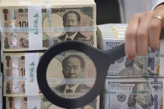 일본은행(BOJ)의 6차례 연속 기준금리 동결 이후 엔화값이 달러당 154엔대로 밀려났다. 지난 2월 이후 가장 낮다. 연합뉴스.