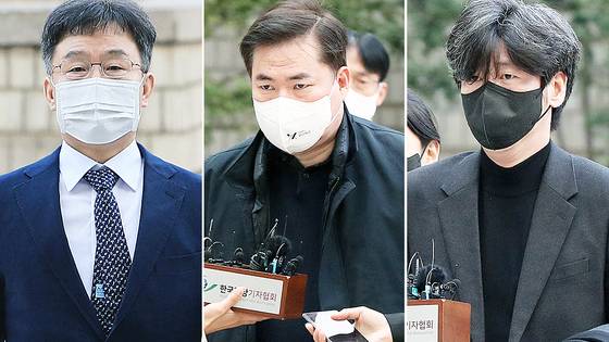 화천대유자산관리 대주주 김만배(왼쪽부터), 유동규 전 성남도시개발공사 기획본부장, 남욱 변호사가 2022년 11월 25일 오전 서울 서초구 서울중앙지방법원에서 열린 대장동 개발 사업 로비 특혜 의혹 관련 1심 속행 공판에 출석하기 위해 법정으로 향하고 있다. 뉴스1