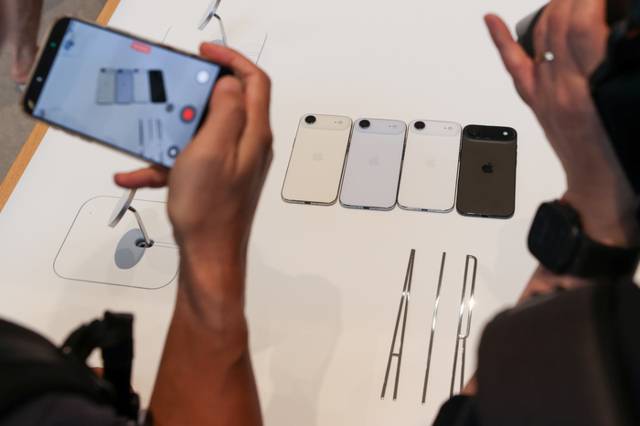 ▲ 서울 중구 애플 명동점에서 시민들이 색상별 아이폰 에어를 촬영하고 있다. 연합뉴스