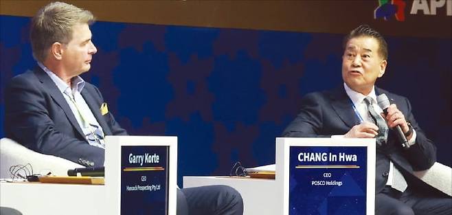 장인화 포스코그룹 회장(오른쪽)이 30일 경북 경주 예술의전당에서 열린 아시아태평양경제협력체(APEC) 최고경영자(CEO) 서밋에서 개리 코르테 핸콕프로스펙팅 CEO와 지속 가능한 글로벌 공급망 구축에 관해 논의하고 있다.  /최혁 기자
