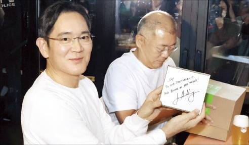 이재용 삼성전자 회장이 젠슨 황 엔비디아 최고경영자(CEO)가 선물한 ‘DGX 스파크’를 들어 보이고 있다. /문경덕 기자