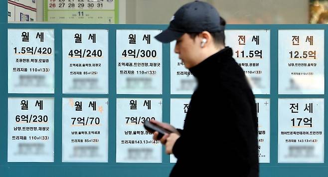 서울에 있는 한 부동산 공인중개업소에 매물이 걸려 있다. 사진=뉴스1