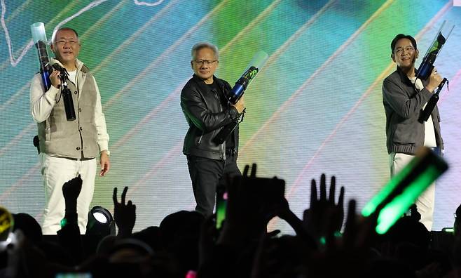 젠슨 황 엔비디아 최고경영자와 이재용 삼성전자 회장, 정의선 현대차그룹 회장이 30일 서울 코엑스에서 열린 엔비디아의 그래픽카드(GPU) '지포스' 출시 25주년 행사 단상에 올라 경품 추첨 퍼포먼스를 하고 있다./한국경제 문경덕 기자