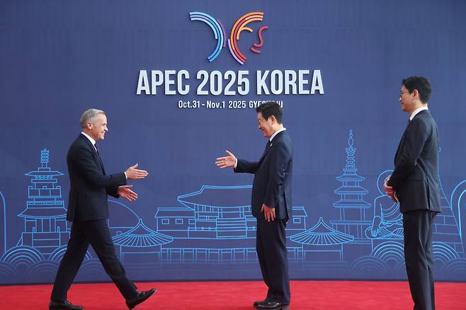 이재명 대통령이 31일 경주화백컨벤션센터(HICO)에서 열린 2025 아시아태평양경제협력체(APEC) 정상회의에 참석한 마크 카니 캐나다 총리를 맞이하고 있다. 연합뉴스