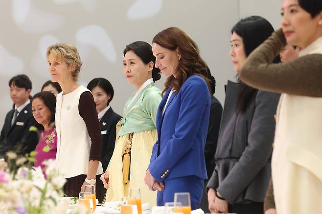 김혜경 여사가 31일 경북 경주시 우양미술관에서 열린 2025 아시아태평양경제협력체(APEC) 정상회의 배우자 행사에 참석하고 있다.  APEC 2025 KOREA