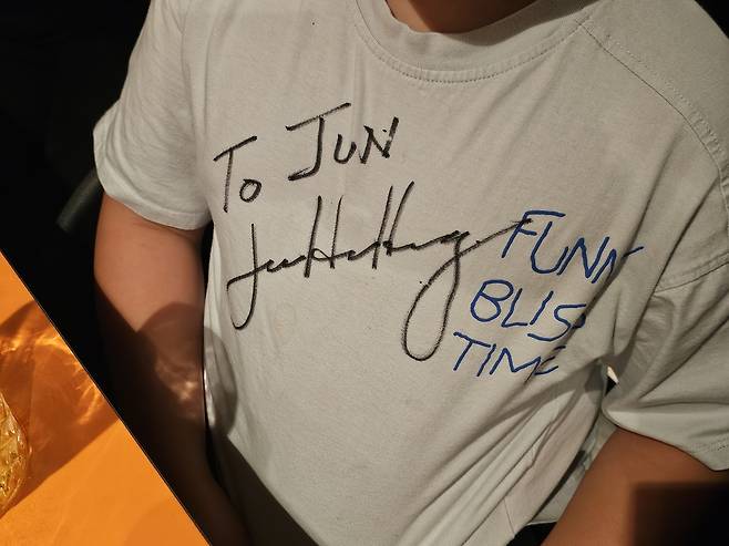 The T-shirt of a child signed by Nvidia CEO Jensen Huang at Kkanbu Chicken in Gangnam, Seoul, Thursday.  (Yonhap)