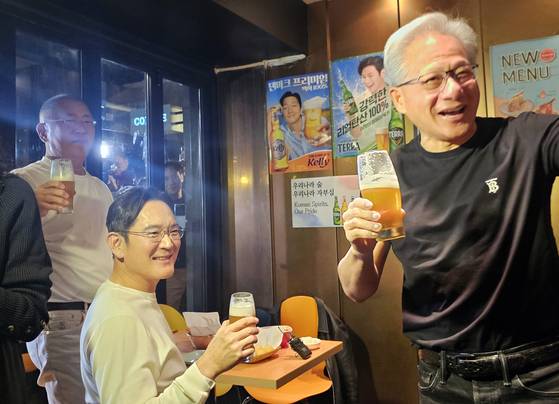Nvidia CEO Jensen Huang, who visited Korea for the first time in 15 years, is seen drinking beer and eating fried chicken with Samsung Electronic Executive Chairman Lee Jae-yong and Hyundai Motor Chairman Euisun Chung at a restaurant in Gangnam District, southern Seoul on Oct. 30. [YONHAP]