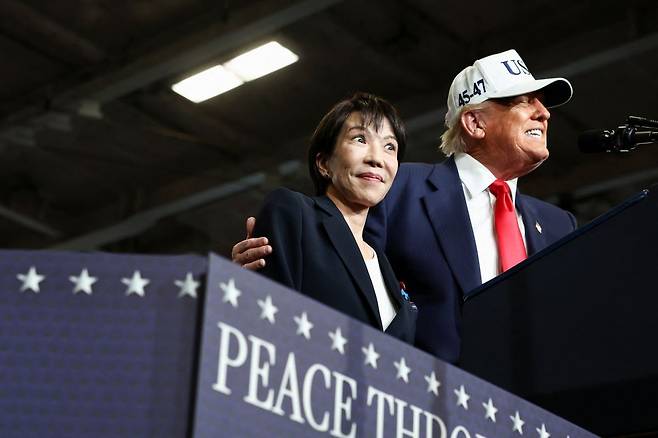 28일 일본 요코스카에 위치한 미 해군 기지에서 도널드 트럼프 미국 대통령이 다카이치 사나에 일본 총리의 어깨를 끌어안고 있다. 로이터연합뉴스