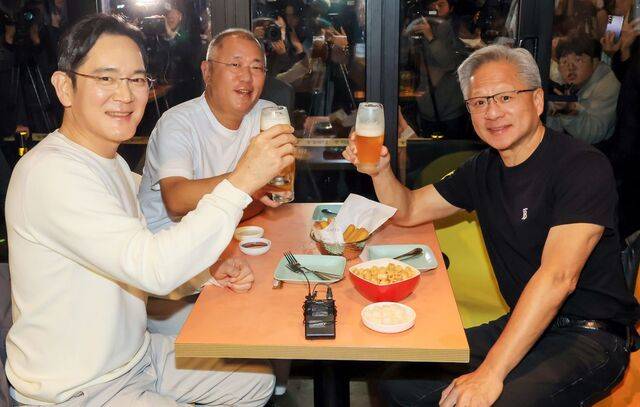 아시아태평양경제협력체(APEC) 최고경영자(CEO) 서밋 참석차 방한한 젠슨 황(오른쪽) 엔비디아 CEO가 30일 서울 강남구 삼성동의 한 치킨집에서 이재용 삼성전자 회장, 정의선 현대자동차그룹 회장과 ‘치맥 회동’을 하고 있다. 뉴시스