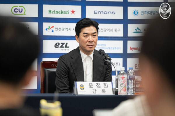 31일 인천 중구 인천축구전용경기장에서 인천 유나이티드FC 윤정환 감독이 기자회견을 하고 있다. 인천 유나이티드 제공