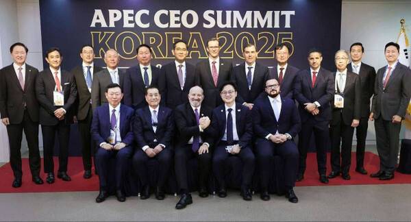 APEC CEO 서밋 KOREA 2025를 앞두고 열린 한·미 비즈니스 라운드테이블에서 주요 기업인들이 기념촬영을 하고 있다. 산업통상자원부 제공